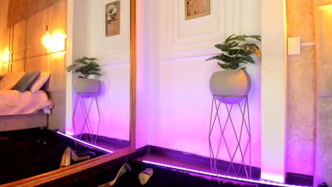 Snapshot of alessialondon chatting on February 23, 7:00 am Alessia online show from February 23, 7:00 am