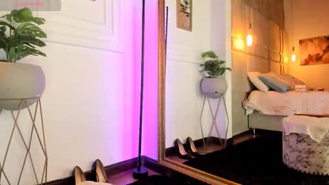 Snapshot of alessialondon chatting on February 25, 7:09 am Alessia online show from February 25, 7:09 am