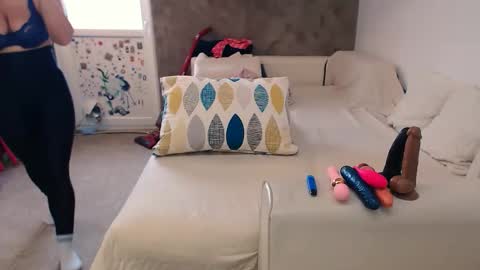 Snapshot of alesyadollblonde chatting on December 15, 7:12 am AlesyadollBlonde online show from December 15, 7:12 am