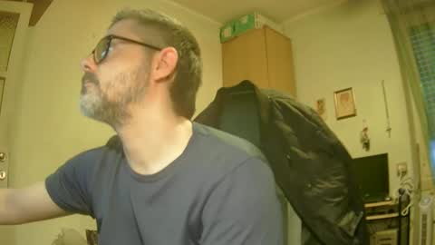 Snapshot of alex81pv1981 chatting on January 2, 3:29 pm alex81pv1981 online show from January 2, 3:29 pm