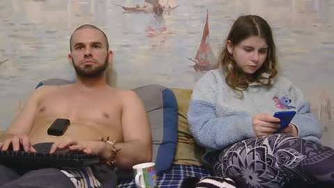 Alex and Sarah online show from April 8, 1:05 am