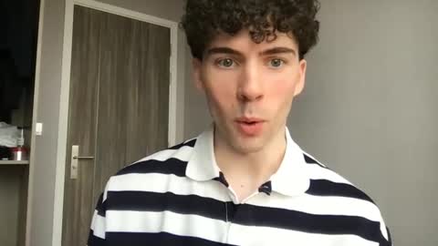 Snapshot of alexander0_ chatting on February 22, 8:02 am Alexander online show from February 22, 8:02 am