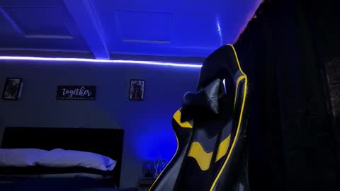 alexgiraldo__ online show from November 16, 1:06 pm