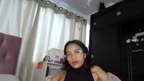 Snapshot of alia054 chatting on December 4, 3:32 pm Alia online show from December 4, 3:32 pm