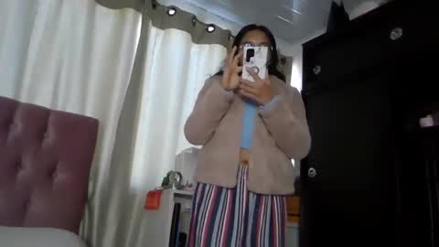 Snapshot of alia054 chatting on December 5, 3:50 pm Alia online show from December 5, 3:50 pm