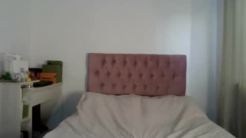 Snapshot of alia054 chatting on February 6, 3:41 pm Alia online show from February 6, 3:41 pm