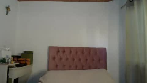 Snapshot of alia054 chatting on February 19, 12:44 pm Alia online show from February 19, 12:44 pm