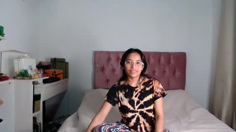 Snapshot of alia054 chatting on October 4, 12:19 am Alia online show from October 4, 12:19 am