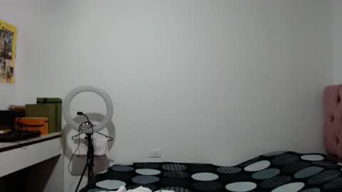 Snapshot of alia054 chatting on November 18, 12:42 pm Alia online show from November 18, 12:42 pm