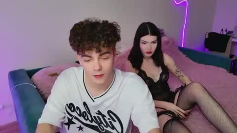 Snapshot of alice118james chatting on November 7, 12:05 pm alice and james online show from November 7, 12:05 pm