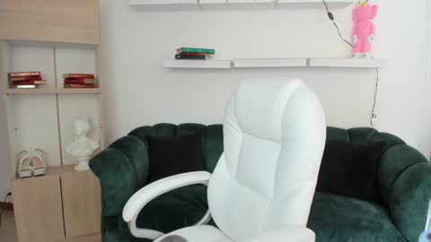 Alice online show from December 11, 5:04 pm