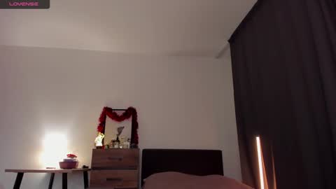 alice_dias online show from January 7, 4:37 pm