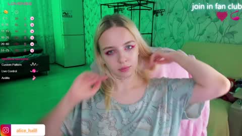 Snapshot of alice_halle chatting on December 2, 3:47 pm alice_halle online show from December 2, 3:47 pm