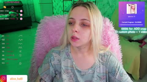 Snapshot of alice_halle chatting on December 3, 5:23 pm alice_halle online show from December 3, 5:23 pm