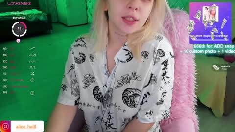Snapshot of alice_halle chatting on December 4, 8:45 am alice_halle online show from December 4, 8:45 am