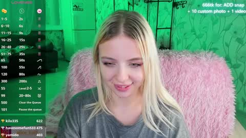 Snapshot of alice_halle chatting on December 9, 11:56 pm alice_halle online show from December 9, 11:56 pm