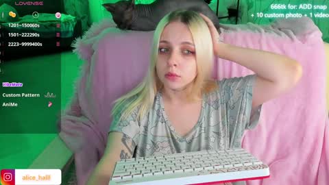 Snapshot of alice_halle chatting on December 10, 11:08 pm alice_halle online show from December 10, 11:08 pm