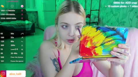 Snapshot of alice_halle chatting on December 11, 5:15 pm alice_halle online show from December 11, 5:15 pm