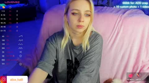 Snapshot of alice_halle chatting on December 16, 6:43 am alice_halle online show from December 16, 6:43 am
