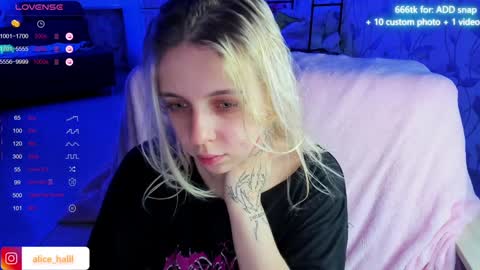 Snapshot of alice_halle chatting on December 17, 5:18 am alice_halle online show from December 17, 5:18 am