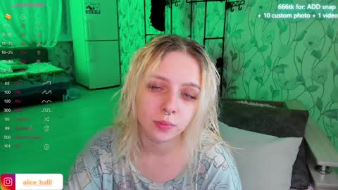 Snapshot of alice_halle chatting on January 2, 5:18 pm alice_halle online show from January 2, 5:18 pm