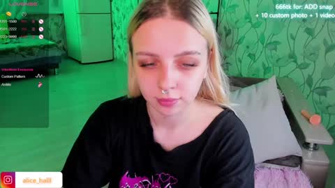 Snapshot of alice_halle chatting on January 3, 5:42 pm alice_halle online show from January 3, 5:42 pm