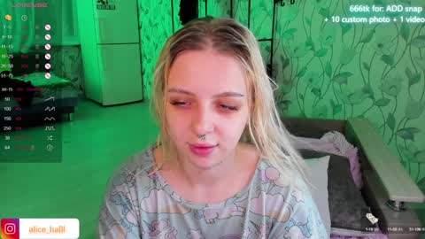 Snapshot of alice_halle chatting on January 4, 6:09 pm alice_halle online show from January 4, 6:09 pm