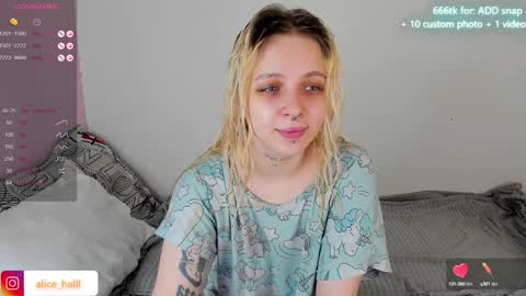 Snapshot of alice_halle chatting on January 22, 7:46 am alice_halle online show from January 22, 7:46 am