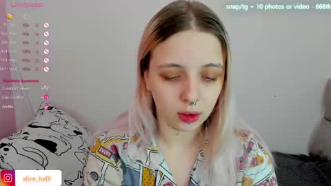 Snapshot of alice_halle chatting on February 18, 8:49 am alice_halle online show from February 18, 8:49 am