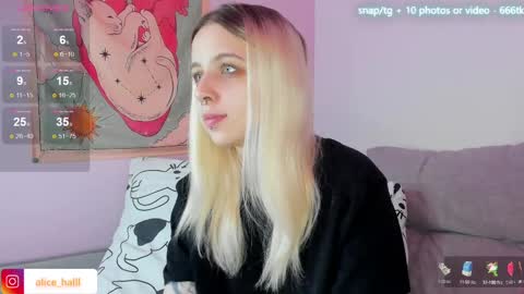 Snapshot of alice_halle chatting on March 5, 1:10 am alice_halle online show from March 5, 1:10 am