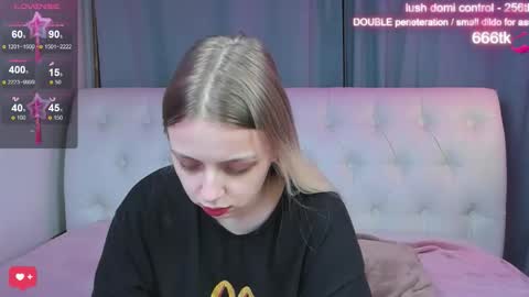 Snapshot of alice_halle chatting on October 13, 8:14 am alice_halle online show from October 13, 8:14 am