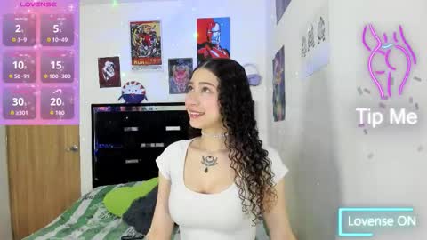 Snapshot of alice_martinez_ chatting on November 4, 1:32 pm alice and amber online show from November 4, 1:32 pm
