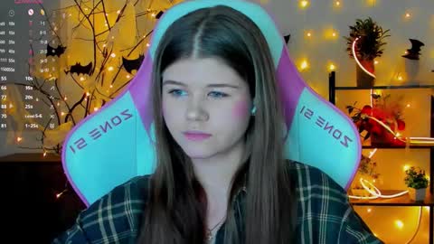 Snapshot of alice_tails chatting on October 28, 11:07 pm Alice online show from October 28, 11:07 pm