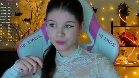 Snapshot of alice_tails chatting on November 1, 9:06 pm Alice online show from November 1, 9:06 pm