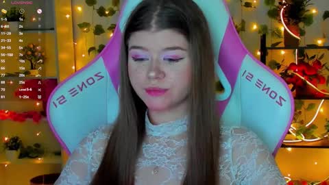 Snapshot of alice_tails chatting on November 9, 10:35 am Alice online show from November 9, 10:35 am