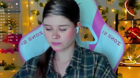 Snapshot of alice_tails chatting on November 23, 3:34 pm Alice online show from November 23, 3:34 pm