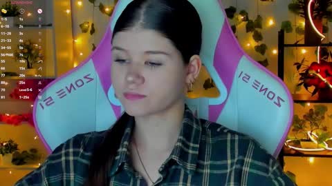 Snapshot of alice_tails chatting on December 5, 3:20 pm Alice online show from December 5, 3:20 pm