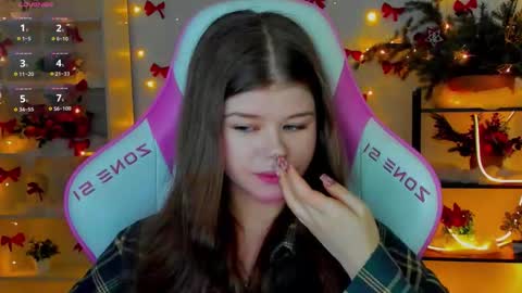 Snapshot of alice_tails chatting on December 17, 10:10 am Alice online show from December 17, 10:10 am