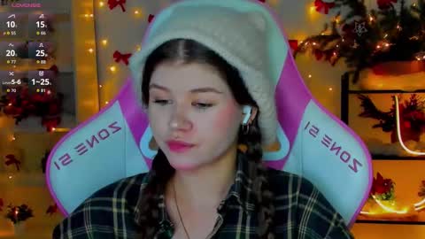 Snapshot of alice_tails chatting on December 18, 12:33 pm Alice online show from December 18, 12:33 pm