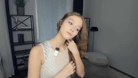 Snapshot of alicemelison chatting on December 1, 7:46 am Serena online show from December 1, 7:46 am