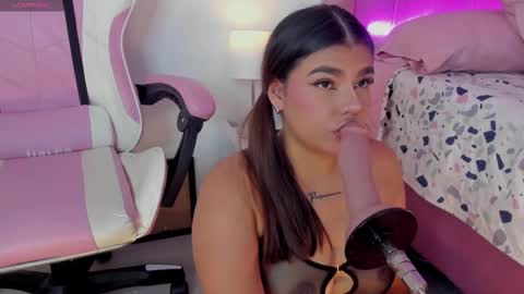 Snapshot of alicethunder_ chatting on November 2, 4:15 am A L I C E T H U N D E R online show from November 2, 4:15 am