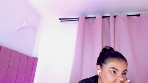 Snapshot of alicethunder_ chatting on November 23, 4:23 am A L I C E T H U N D E R online show from November 23, 4:23 am