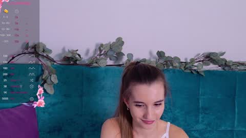 Snapshot of aliceweiss_ chatting on December 6, 11:22 am Alice online show from December 6, 11:22 am
