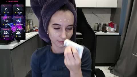 Snapshot of aliceweiss_ chatting on September 18, 3:30 am Alice online show from September 18, 3:30 am