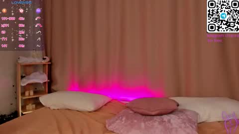 Snapshot of alicia_edwards chatting on December 5, 2:42 am Mia online show from December 5, 2:42 am