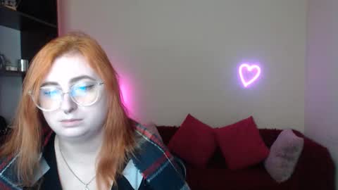 Snapshot of alicia_side_red chatting on November 11, 6:35 am Alicia online show from November 11, 6:35 am