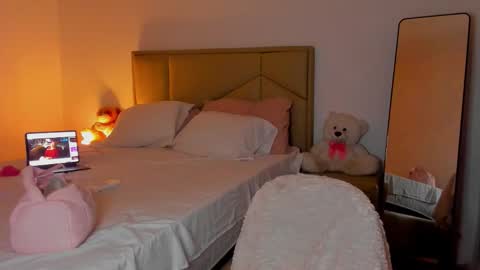 Snapshot of aliciabiden chatting on December 18, 3:23 am aliciabiden online show from December 18, 3:23 am