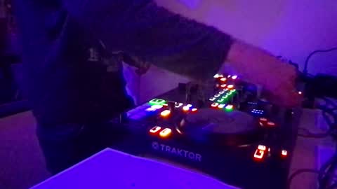 Snapshot of alien8720 chatting on February 21, 10:04 pm busco rockera online show from February 21, 10:04 pm