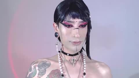 Snapshot of alienexxx chatting on January 4, 1:52 am online show from January 4, 1:52 am
