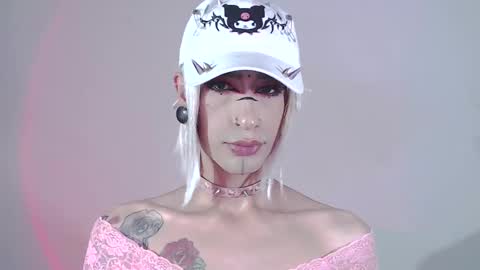 Snapshot of alienexxx chatting on January 11, 8:33 am online show from January 11, 8:33 am